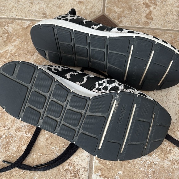 ADIDAS GYM SHOES - Picture 6 of 6